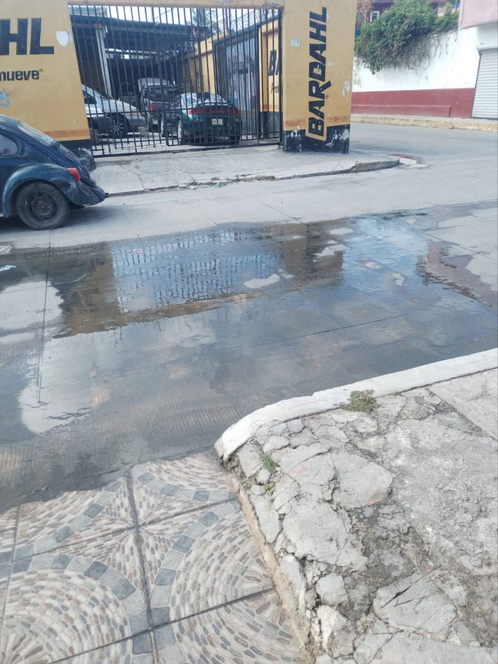 El desperfecto ocasiona que el agua llegue con baja presión a sus hogares o de plano les corten el servicio