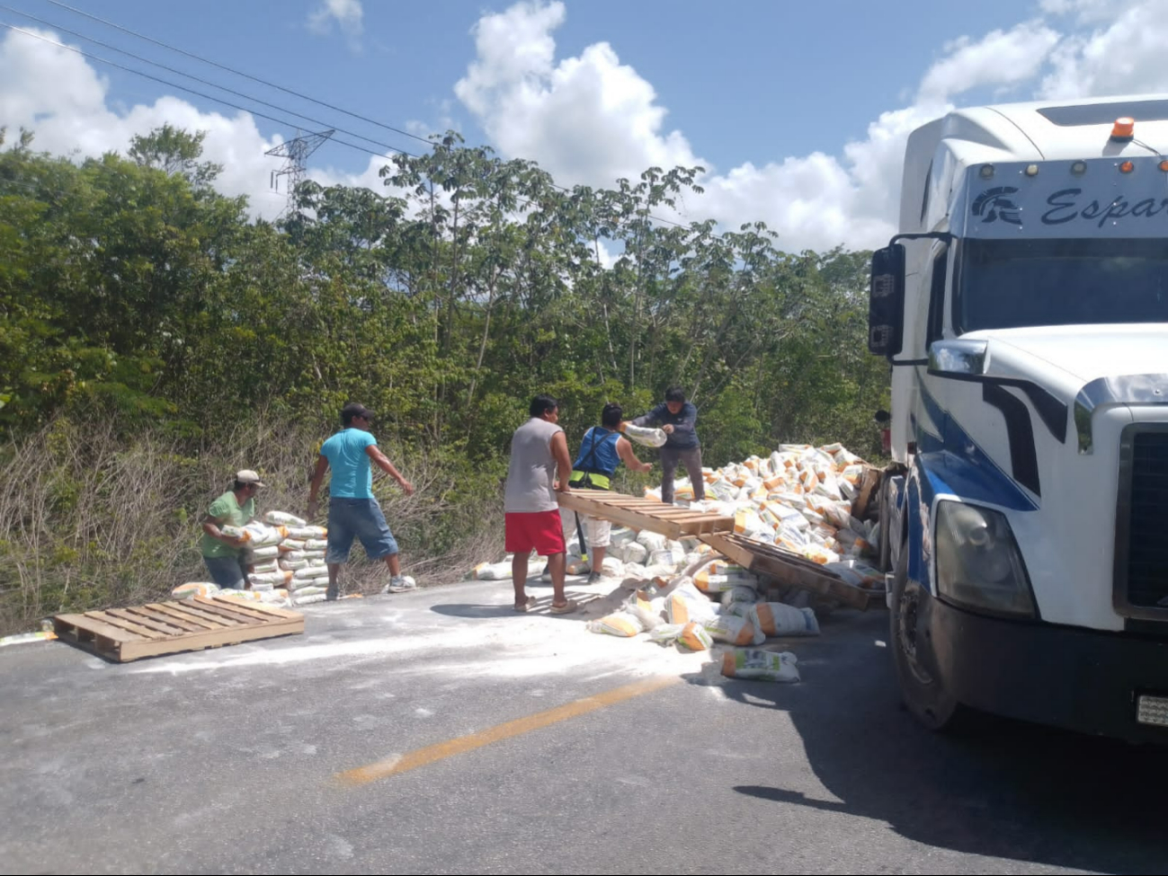 El tráiler habría intentado evitar colisionar con un coche El tráiler habría intentado evitar colisionar con un coche
