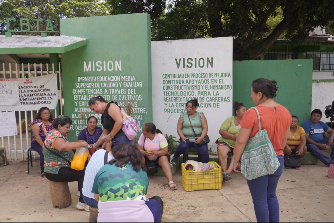 En la reunión se discutió la instalación de internet para los estudiantes y la mejora en las condiciones del plantel, tanto en infraestructura como en los proyectos académicos