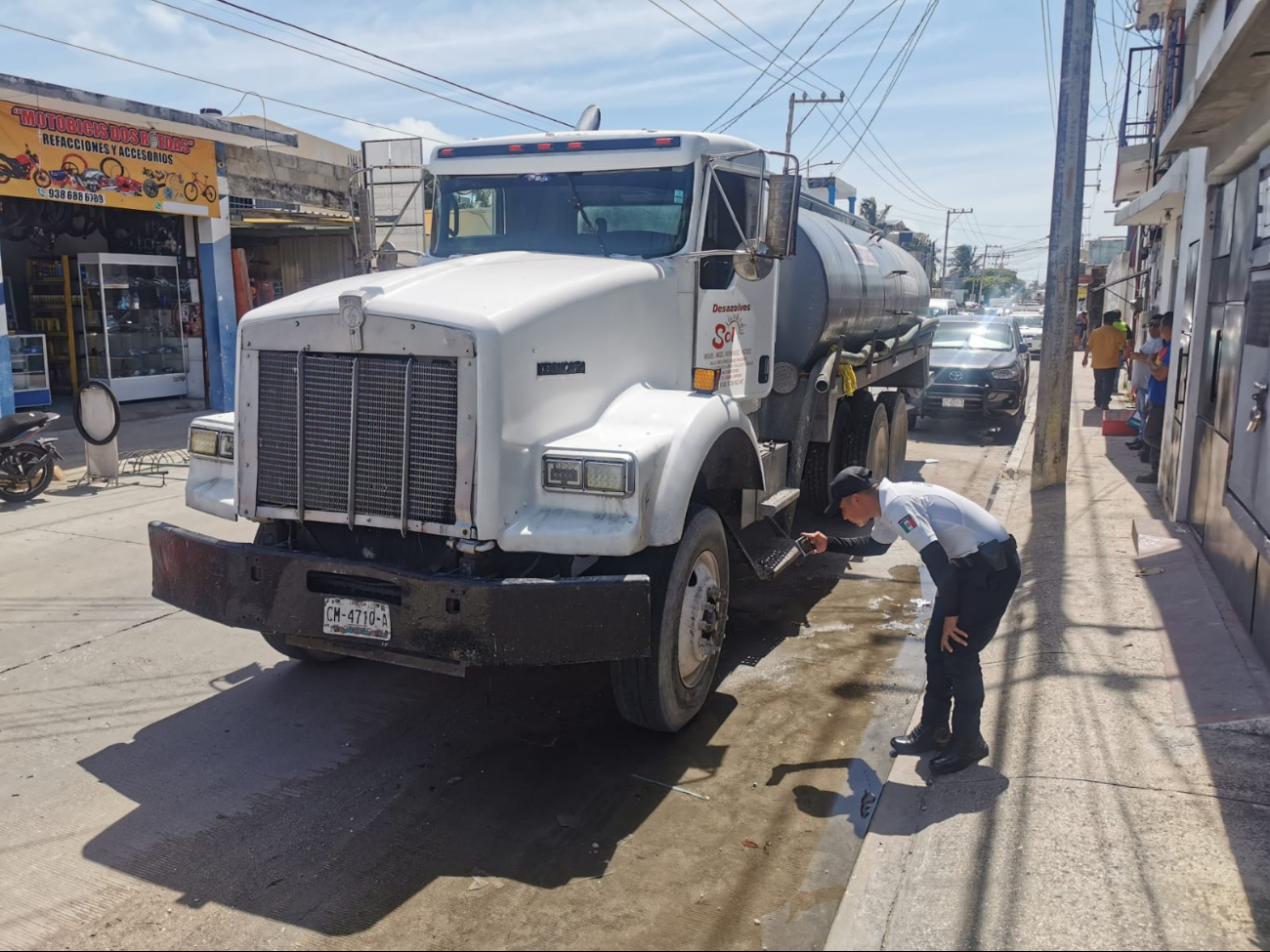 No se registraron personas lesionadas y la policía de tránsito atribuyó la responsabilidad al conductor de la pipa por invadir el carril contrario.