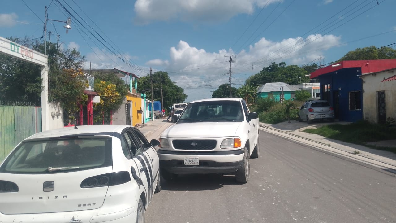 Conductor huye tras golpear auto estacionado en la colonia Independencia en Candelaria