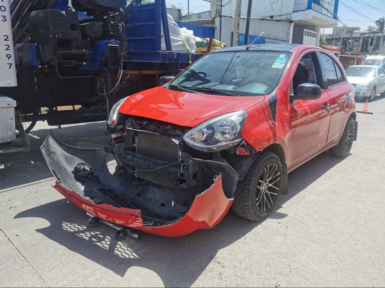 Colisión entre pipa y vehículo provoca caos vial en Ciudad del Carmen