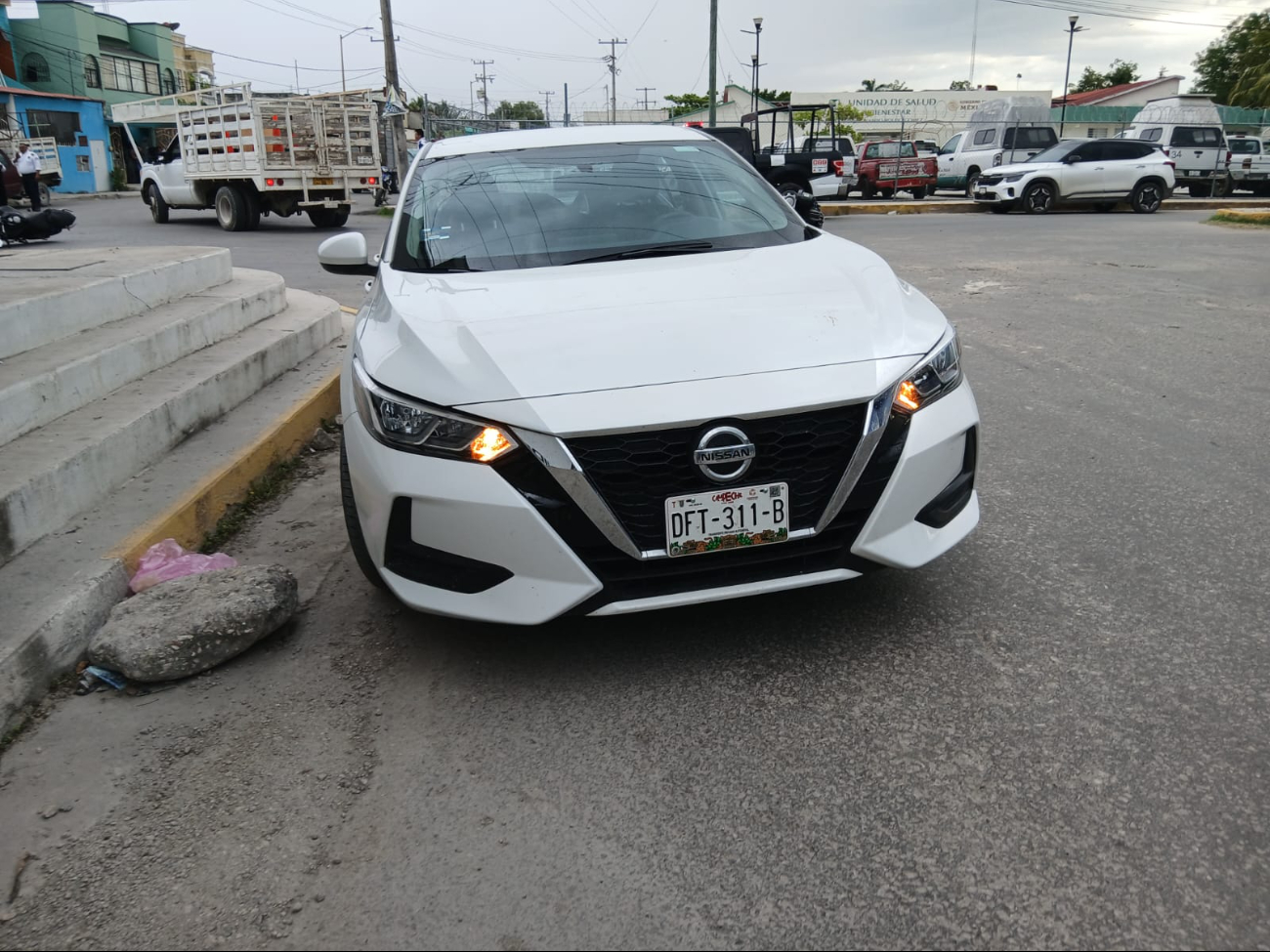 Al llegar al cruce con la calle 23, un Nissan Sentra blanco no respetó el alto obligatorio. Al llegar al cruce con la calle 23, un Nissan Sentra blanco no respetó el alto obligatorio.