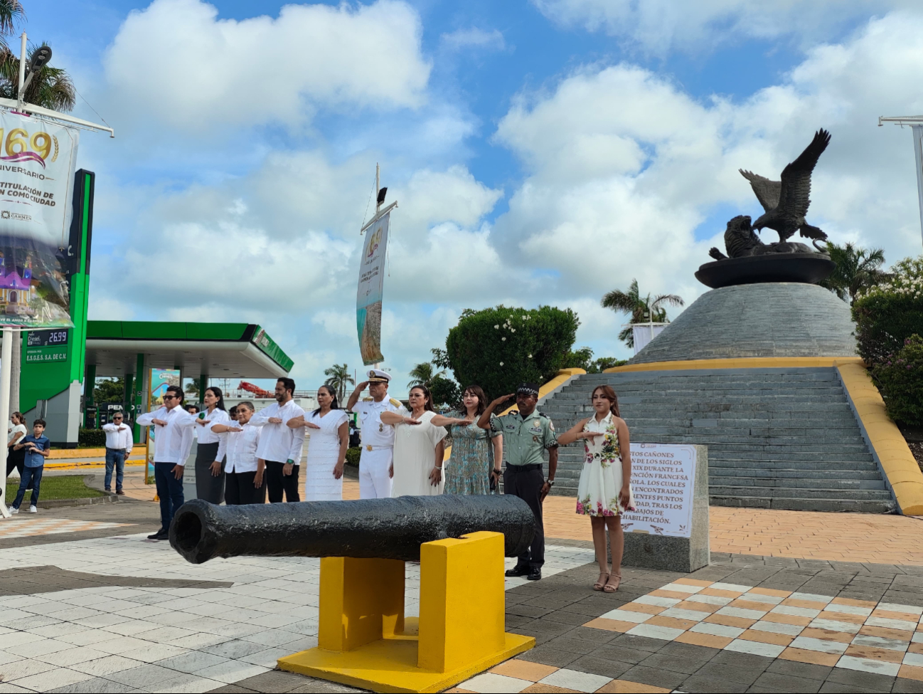 Autoridades izaron la bandera municipal y rindieron honores al lábaro patrio en el monumento al Sesquicentenario. Autoridades izaron la bandera municipal y rindieron honores al lábaro patrio en el monumento al Sesquicentenario.