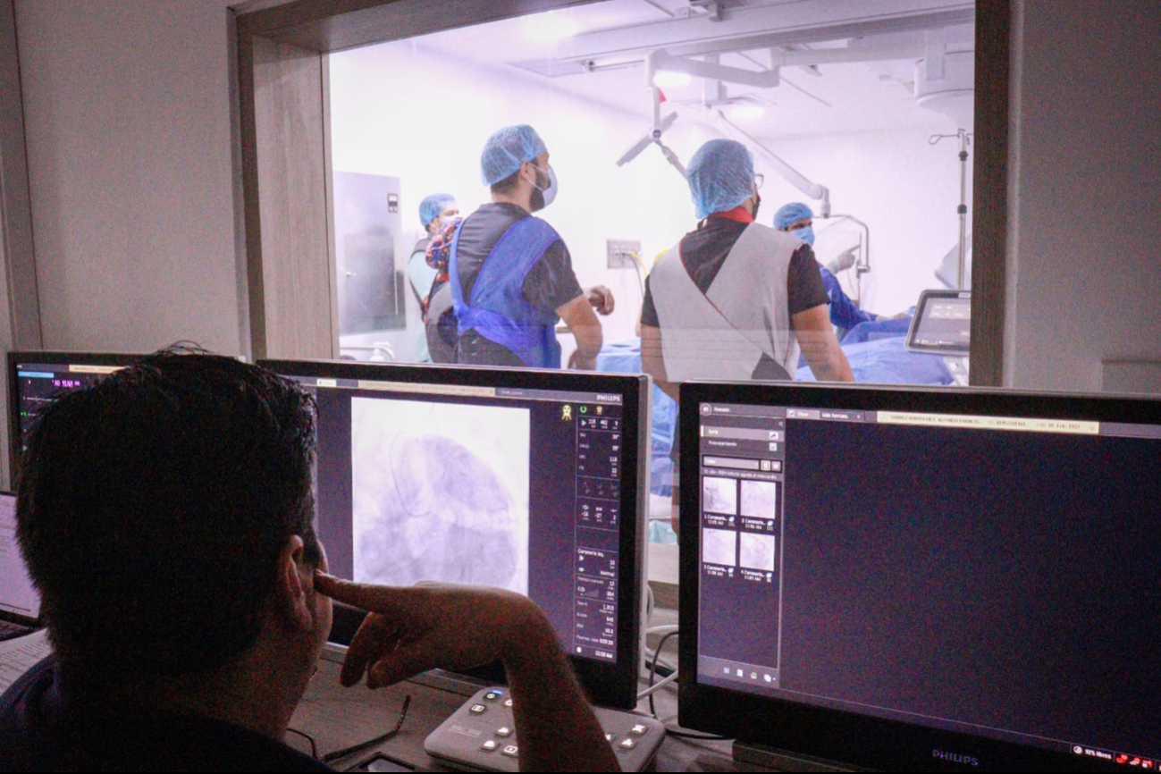 El procedimiento fue un Implante Valvular Aórtico Transcatéter (TAVI), realizado sin cirugía a corazón abierto. El procedimiento fue un Implante Valvular Aórtico Transcatéter (TAVI), realizado sin cirugía a corazón abierto.