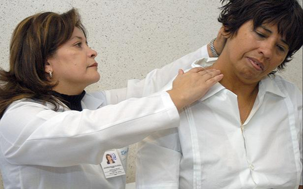 Este virus se transmite por contacto directo con una persona infectada o por aire, a través de gotas de saliva expulsadas Este virus se transmite por contacto directo con una persona infectada o por aire, a través de gotas de saliva expulsadas