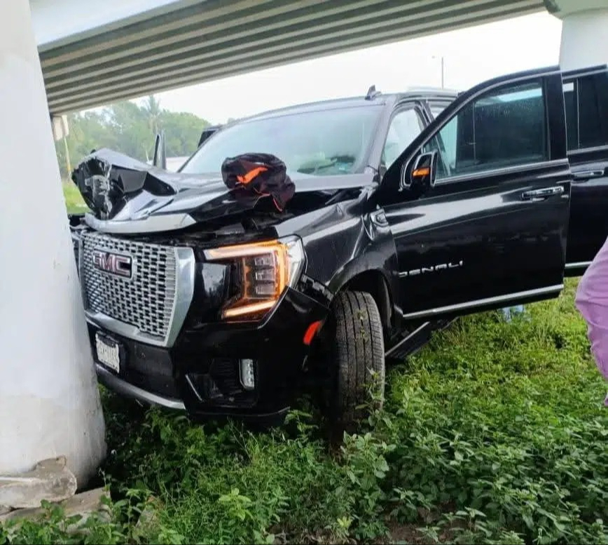 La camioneta negra terminó impactada en una de las columnas.