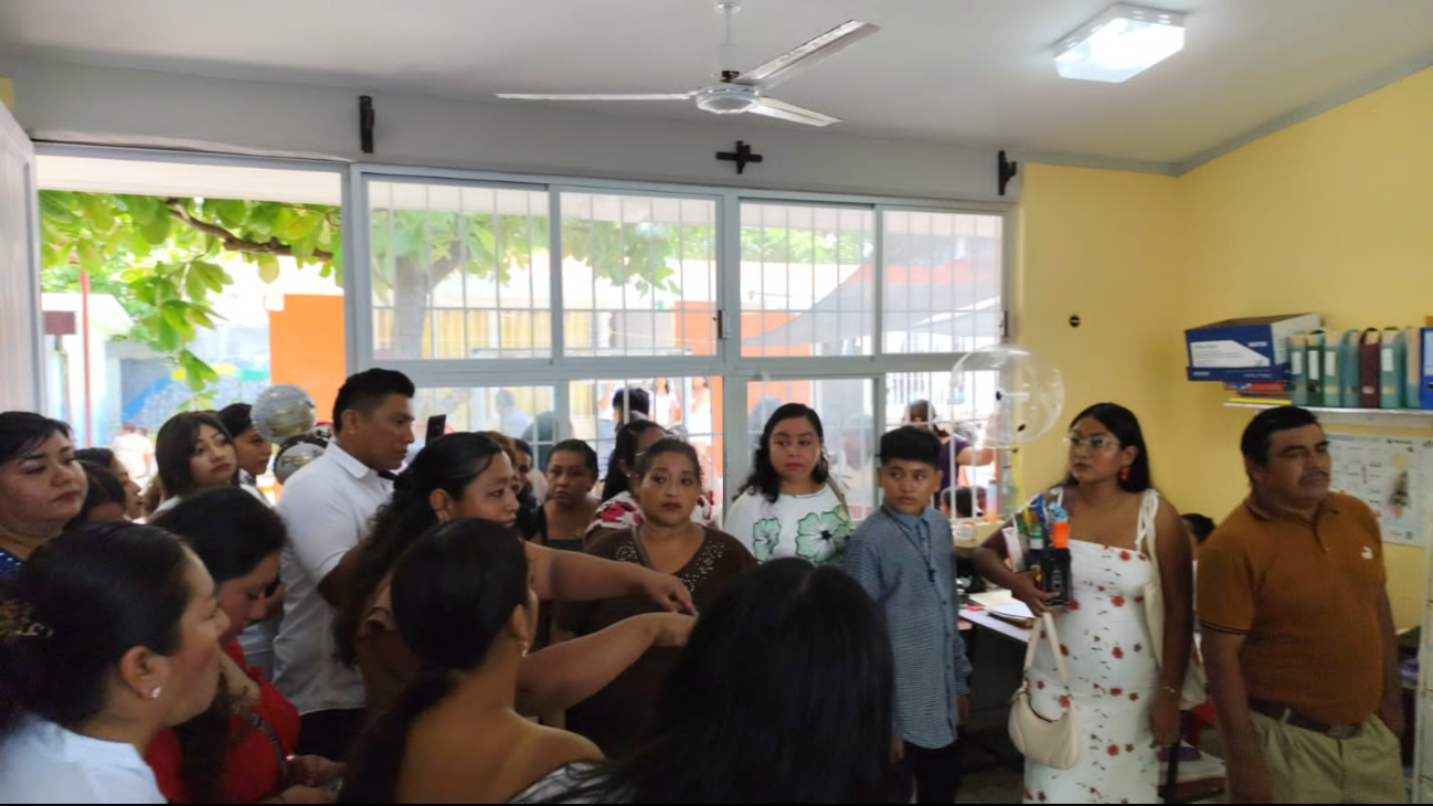 La directora del jardín de niños Arturo Shields Cárdenas suspendió el evento por desacuerdos con algunos tutores sobre la vestimenta. La directora del jardín de niños Arturo Shields Cárdenas suspendió el evento por desacuerdos con algunos tutores sobre la vestimenta.