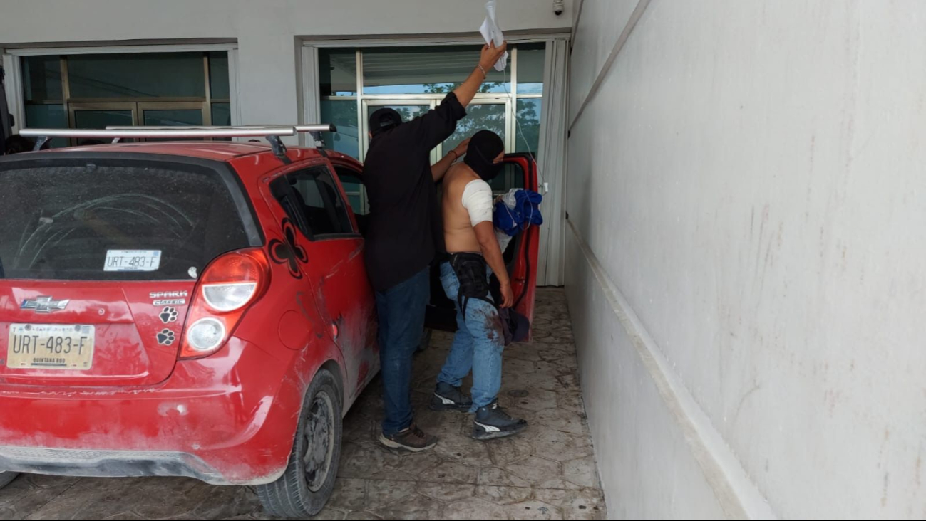 La víctima del ataque fue trasladada por su familia en un auto particular.