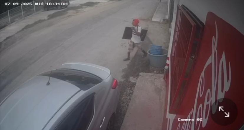Las cámaras de seguridad lograron captar al sujeto con la pantalla. Las cámaras de seguridad lograron captar al sujeto con la pantalla.
