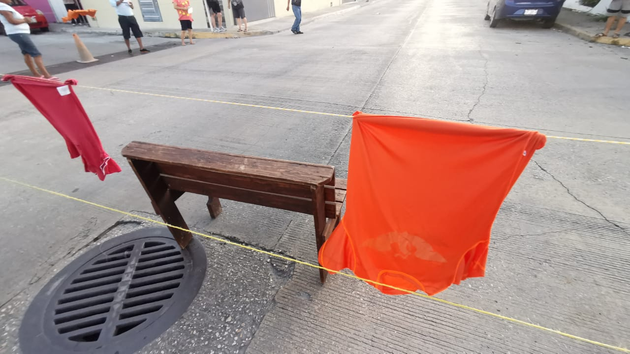 Los manifestantes cerraron el cruce de las calles 19 y 44 con sogas, conos, bancos y ropa colgada. Los manifestantes cerraron el cruce de las calles 19 y 44 con sogas, conos, bancos y ropa colgada.