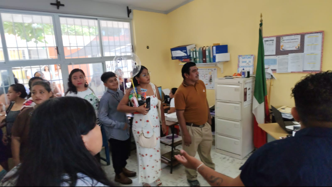 A pesar de realizar actividades y bailables, los diplomas no fueron entregados. A pesar de realizar actividades y bailables, los diplomas no fueron entregados.