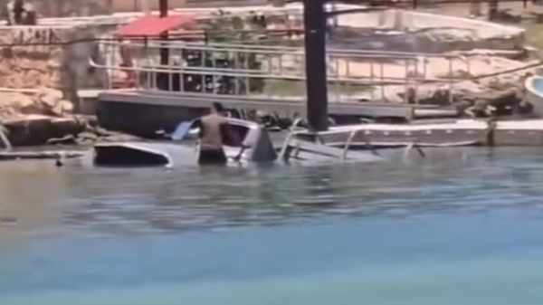 Progreso: camión de la Marina acaba en el mar tras presunto descuido del conductor 