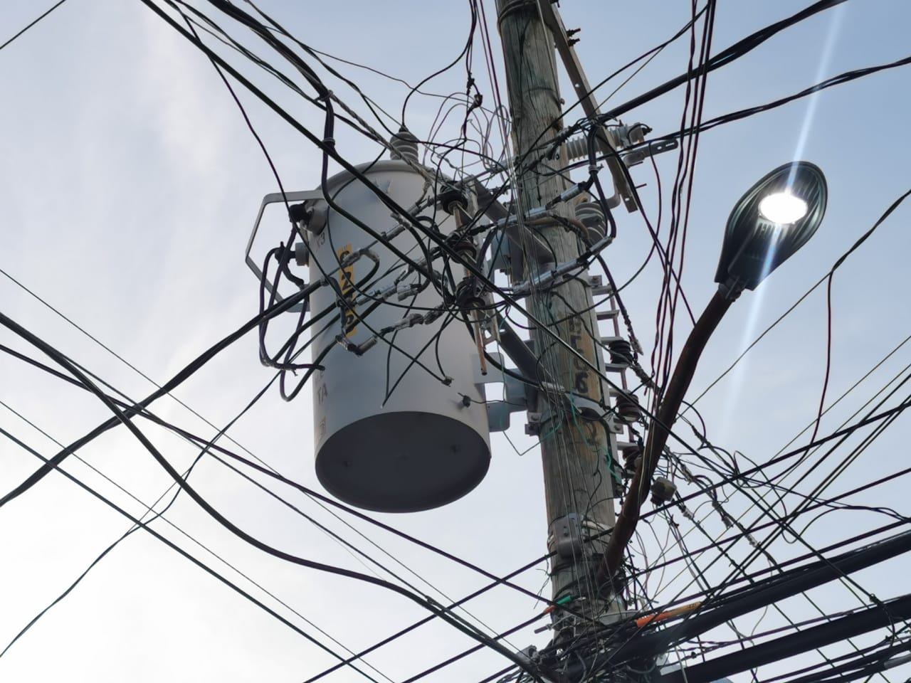 Vecinos aseguran que el transformador actual está obsoleto y saturado. Vecinos aseguran que el transformador actual está obsoleto y saturado.