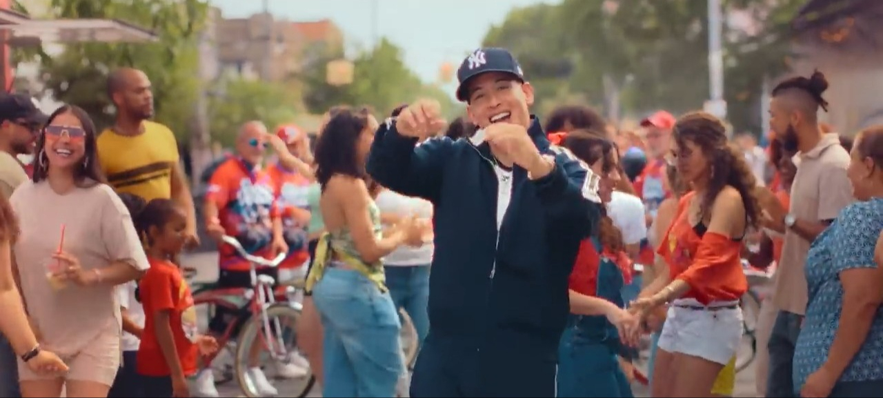 El artista estrena su nueva canción “Sonríele”, que refleja su fe y esperanza renovadas. El artista estrena su nueva canción “Sonríele”, que refleja su fe y esperanza renovadas.