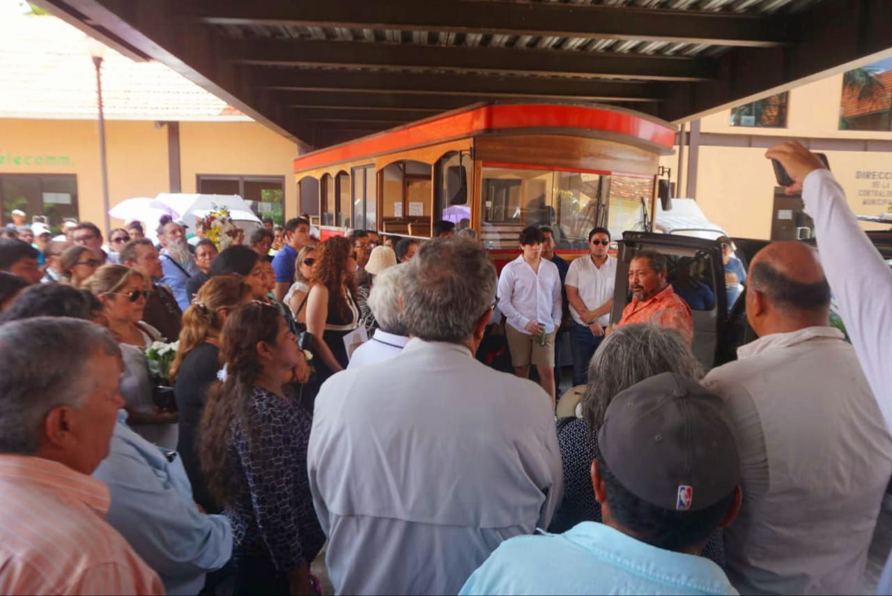 El cortejo fúnebre recorrió las principales calles de la ciudad hasta llegar al Palacio Municipal. El cortejo fúnebre recorrió las principales calles de la ciudad hasta llegar al Palacio Municipal.
