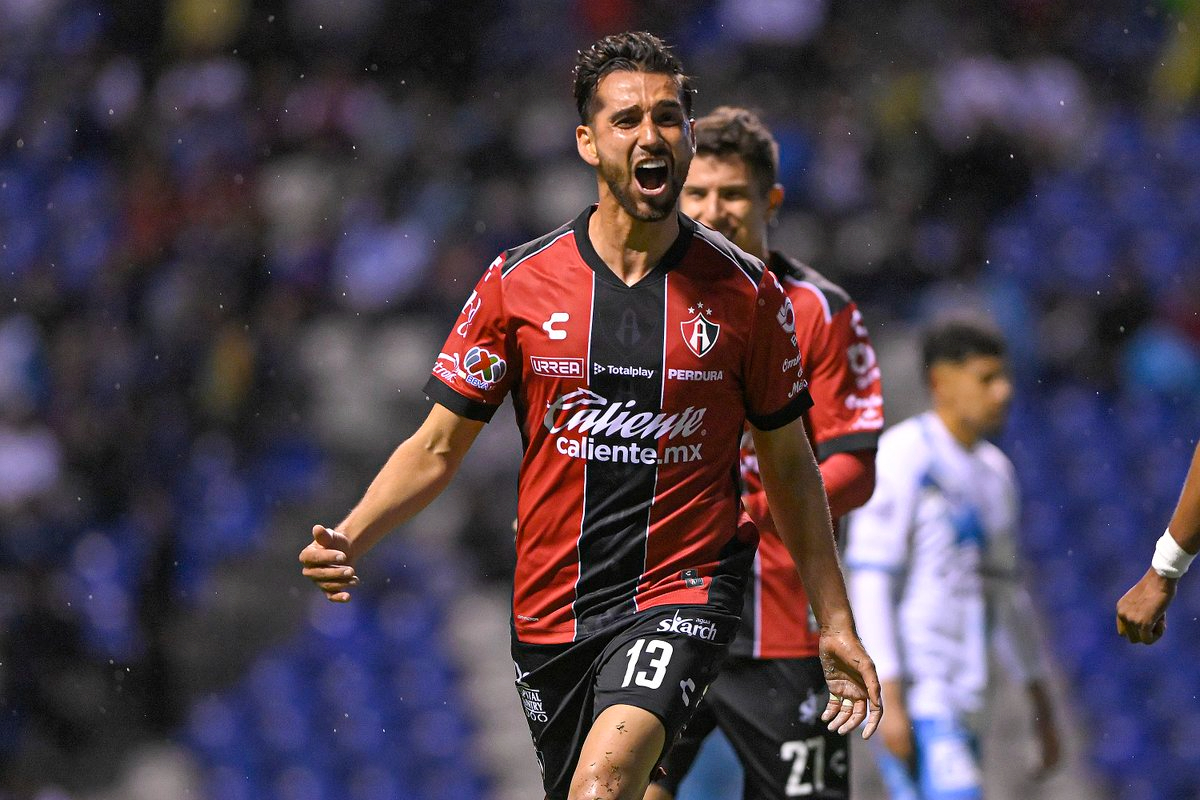 La primera victoria de los rojinegros