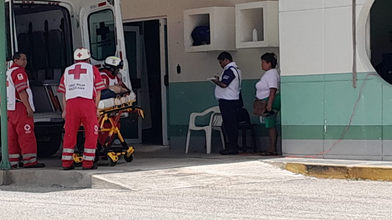 Los paramédicos lo atendieron y lo trasladaron de urgencia al hospital IMSS Bienestar. Los paramédicos lo atendieron y lo trasladaron de urgencia al hospital IMSS Bienestar.