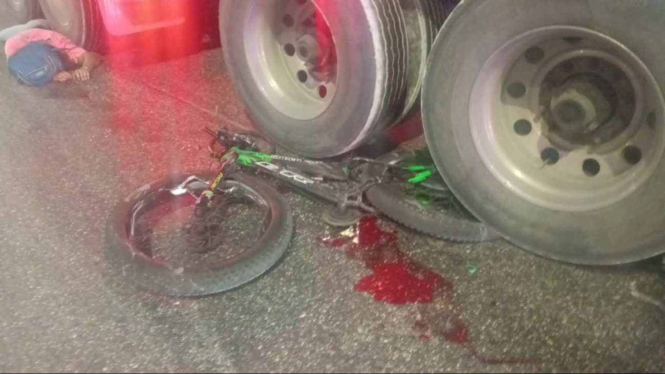 Muere ciclista que fue atropellado por un tráiler en cruce Luis Donaldo Colosio