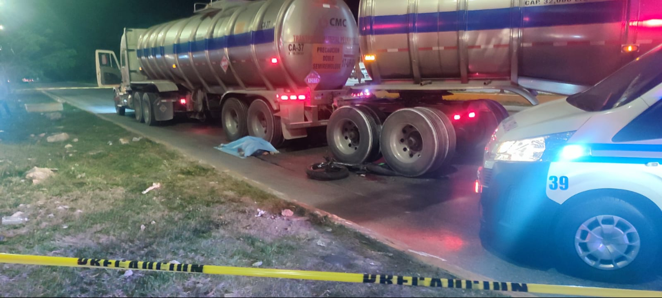 Tragedia en Cancún; muere joven ciclista tras ser arrollado por doble remolque 