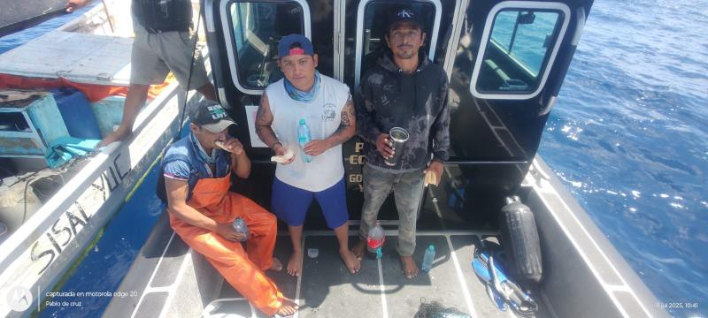 Rescatan a pescadores extraviados en altamar Rescatan a pescadores extraviados en altamar