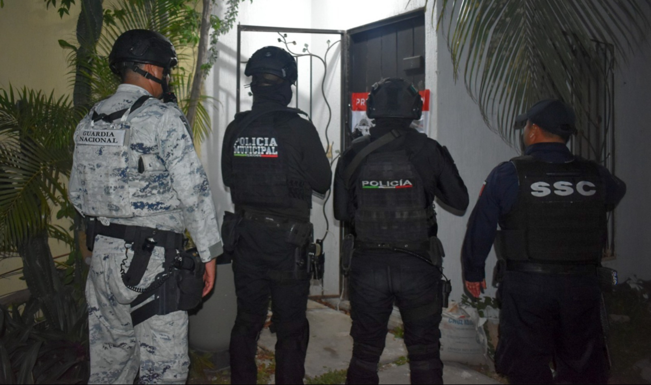 Ejecutan cinco órdenes de cateos en Othón P. Blanco, Tulum y Cozumel; aseguran drogas y un arma de fuego Ejecutan cinco órdenes de cateos en Othón P. Blanco, Tulum y Cozumel; aseguran drogas y un arma de fuego