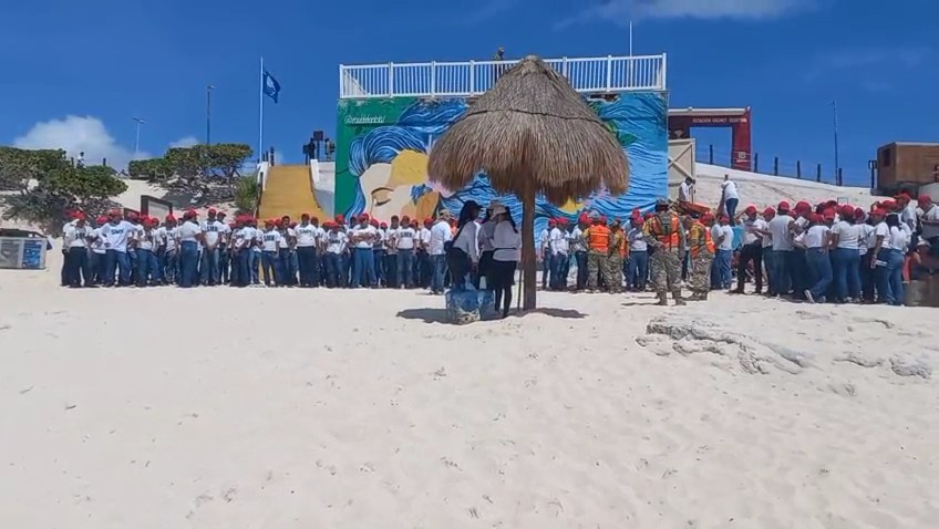 Ejército Mexicano y conscriptos retiran más de 7 toneladas de sargazo en Playa Delfines, Cancún  