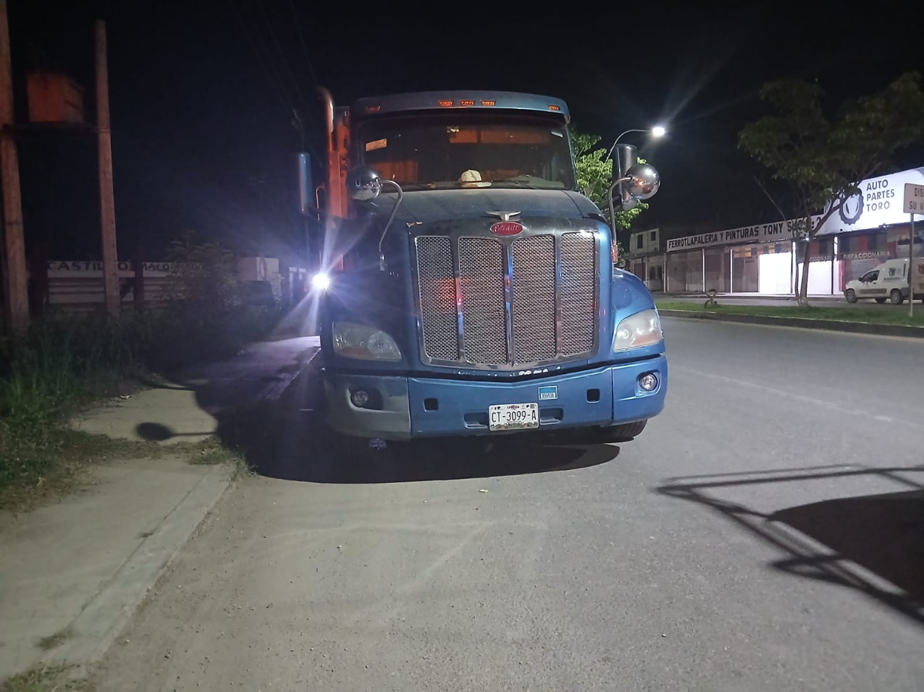 El conductor no midió la altura y enredó los cables, algunos quedaron colgados y otros sobre el pavimento. El conductor no midió la altura y enredó los cables, algunos quedaron colgados y otros sobre el pavimento.