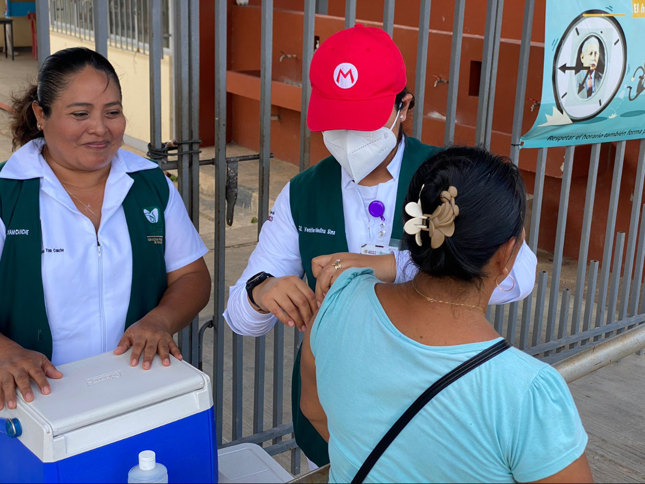 El hospital IMSS-Bienestar de Hopelchén intensifica la vacunación contra sarampión y rubéola. El hospital IMSS-Bienestar de Hopelchén intensifica la vacunación contra sarampión y rubéola.