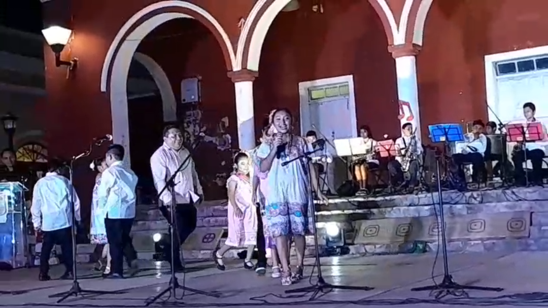 El taller de lengua maya a cargo de Carlos Lezama Euan Aké presentó rondas y cantos infantiles tradicionales. El taller de lengua maya a cargo de Carlos Lezama Euan Aké presentó rondas y cantos infantiles tradicionales.