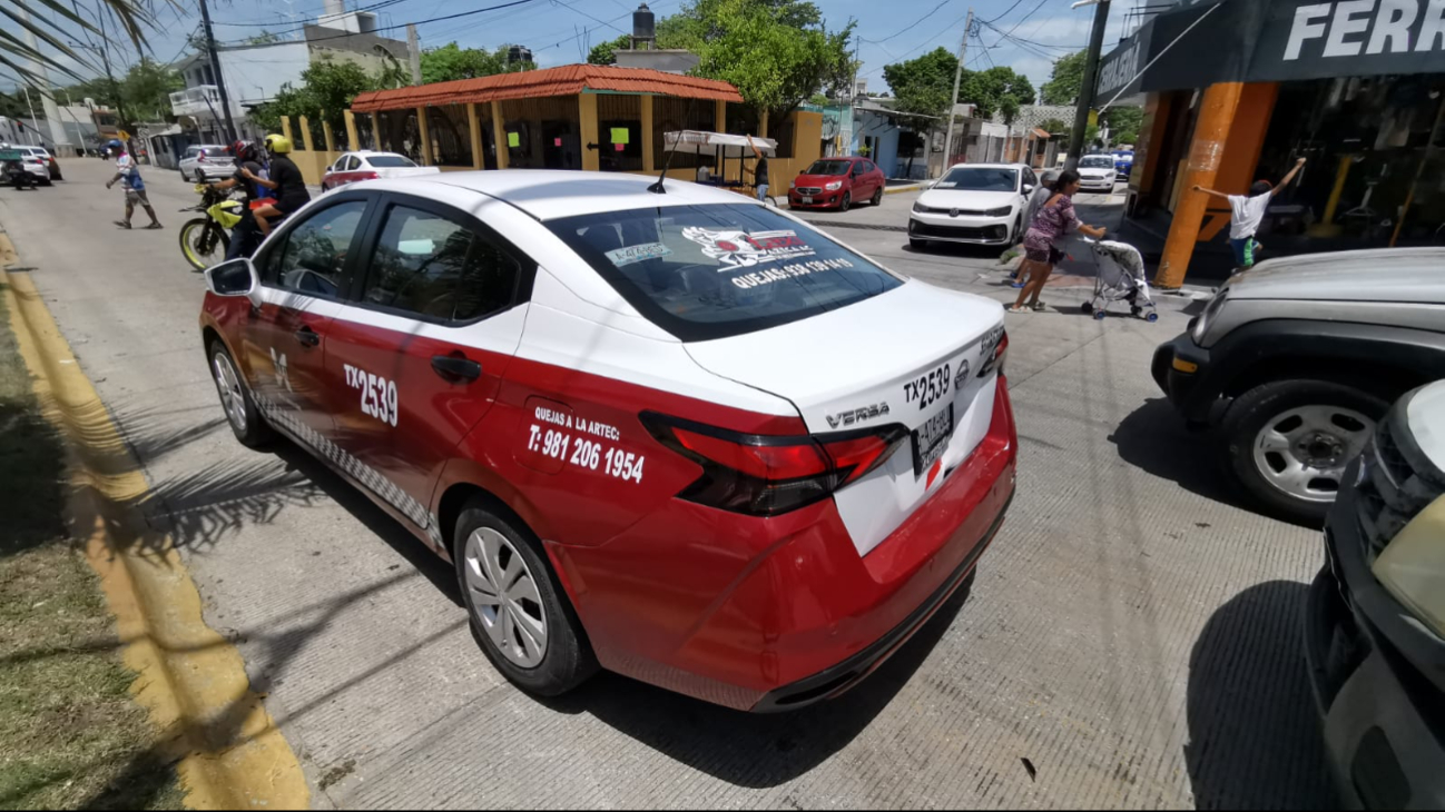 El taxi sufrió un daño considerable en la parte trasera de la carrocería.