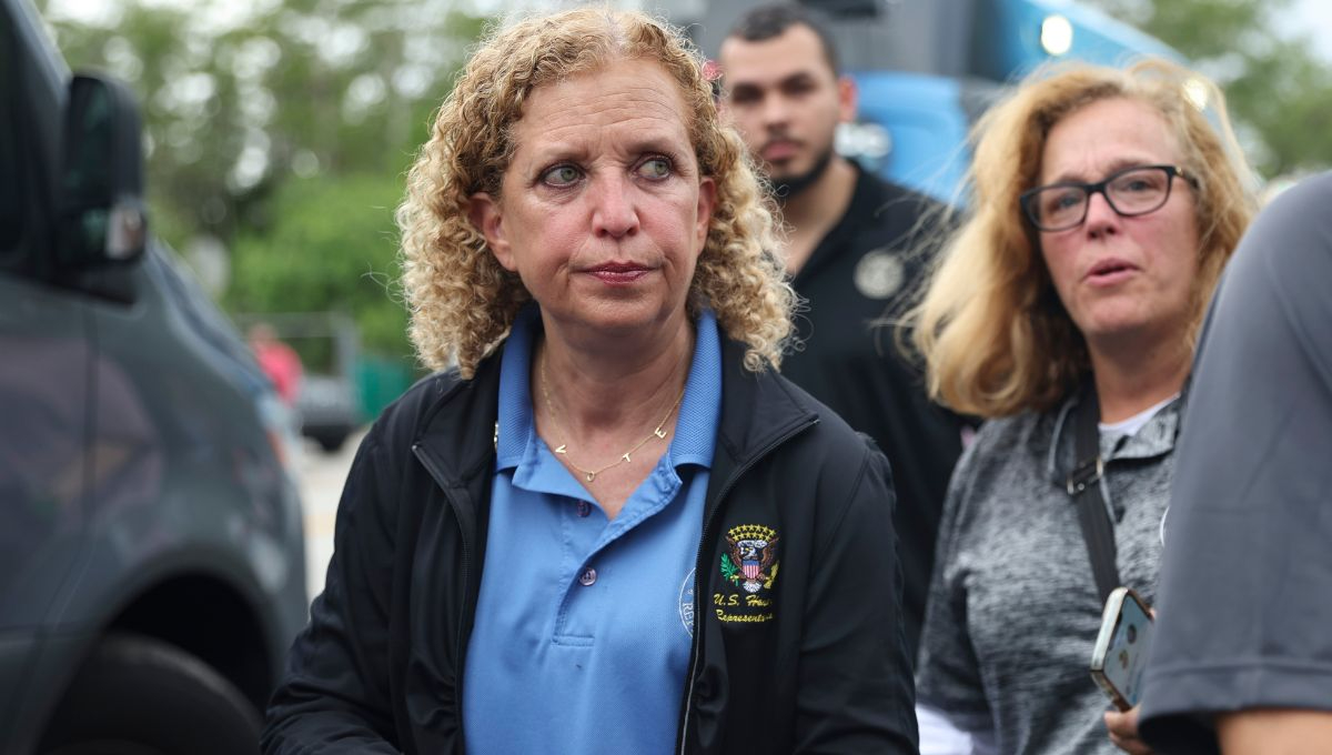 La congresista federal Debbie Wasserman Schultz relató que en algunas jaulas se concentra hasta a 32 personas La congresista federal Debbie Wasserman Schultz relató que en algunas jaulas se concentra hasta a 32 personas