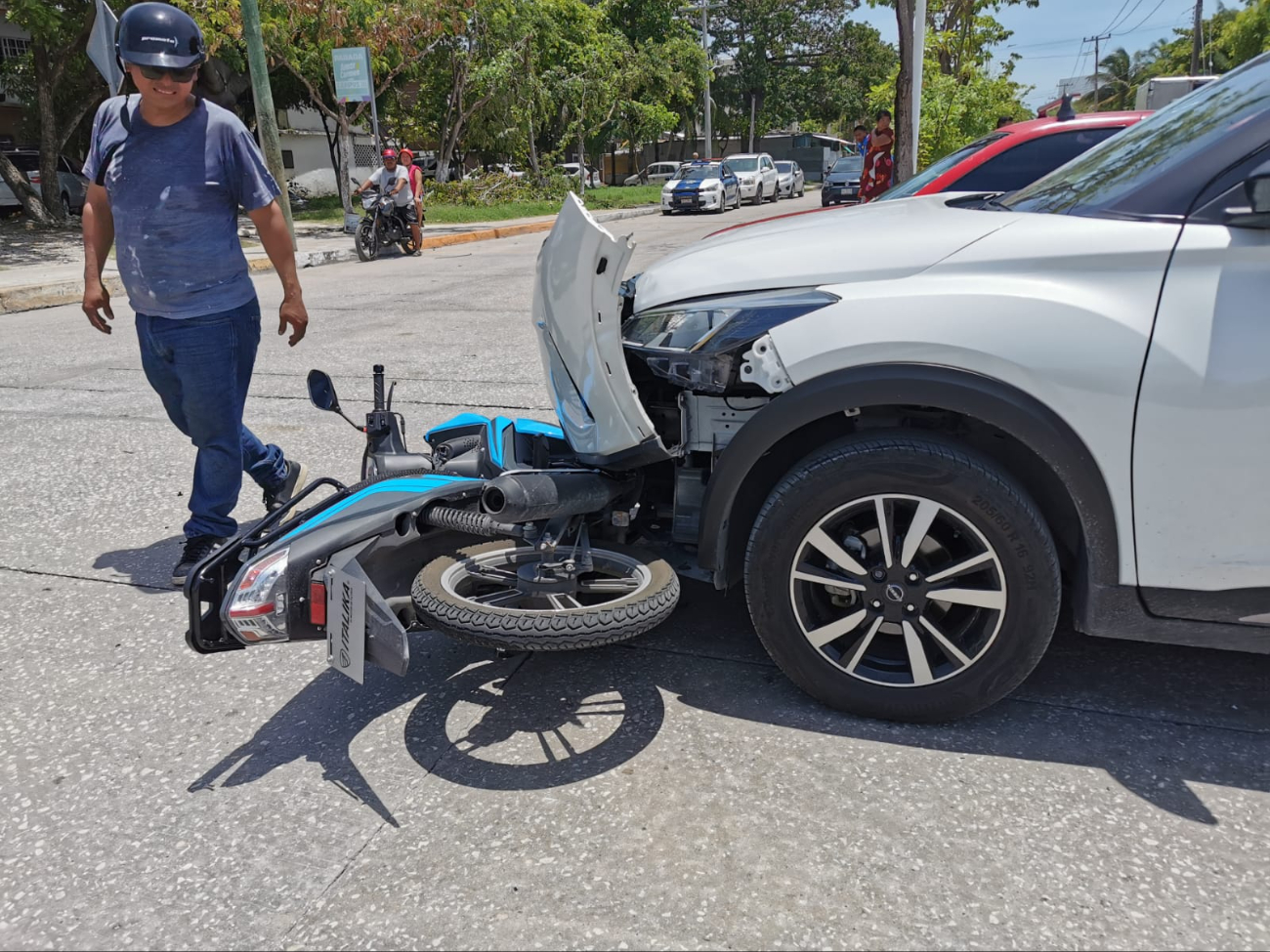 La motocicleta quedó debajo de la carrocería de la camioneta.