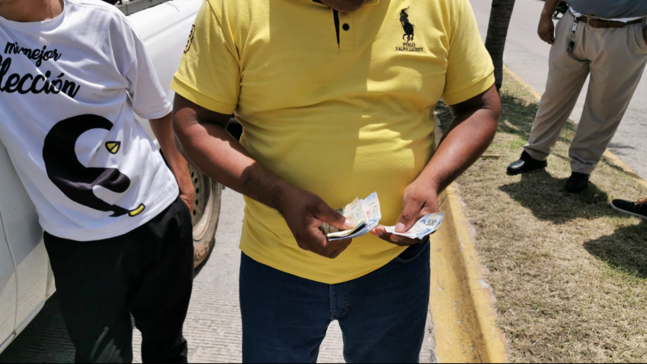 Los conductores involucrados acordaron un pago de 6 mil 500 pesos en efectivo para cubrir los daños. Los conductores involucrados acordaron un pago de 6 mil 500 pesos en efectivo para cubrir los daños.