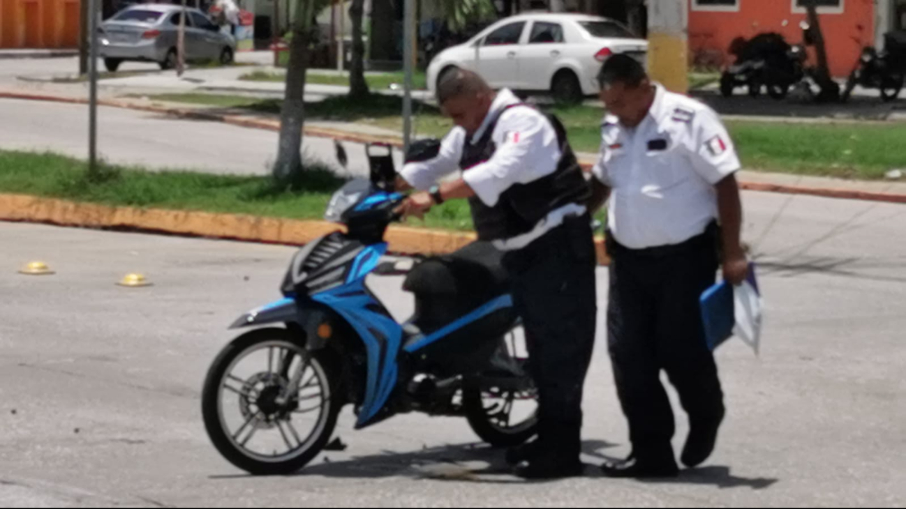 Los elementos policiacos tuvieron que mover la motocicleta de la vía pública. Los elementos policiacos tuvieron que mover la motocicleta de la vía pública.