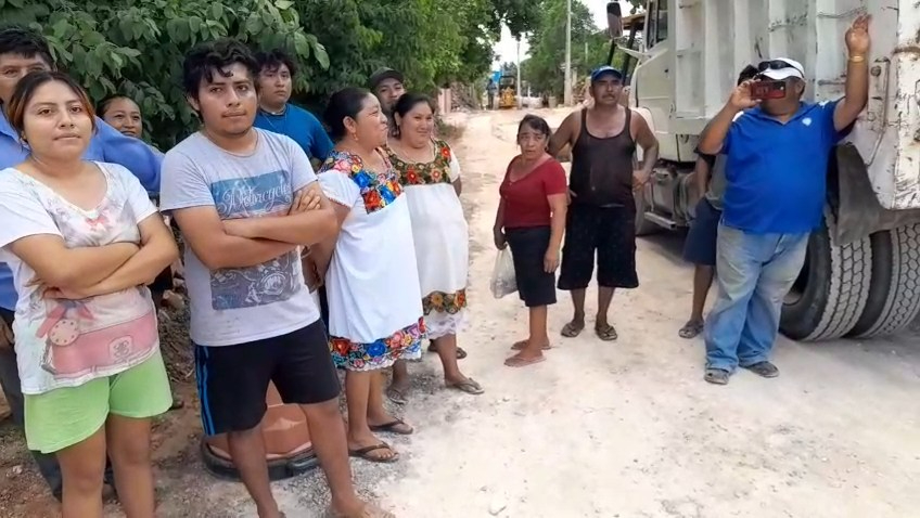 Vecinos molestos por el retraso tras años de esperar mejoras. Vecinos molestos por el retraso tras años de esperar mejoras.