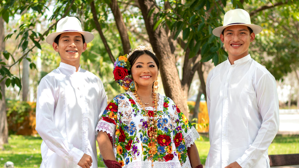 Yucatán ha dado origen a una amplia diversidad de contrastes, mismos que han marcado a su sociedad Yucatán ha dado origen a una amplia diversidad de contrastes, mismos que han marcado a su sociedad