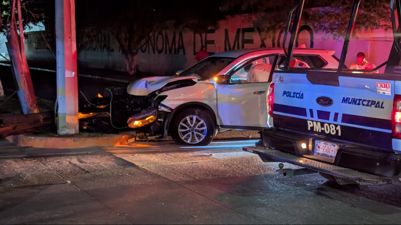 Conductor ebrio choca contra poste de la CFE en Ciudad del Carmen y huye del lugar