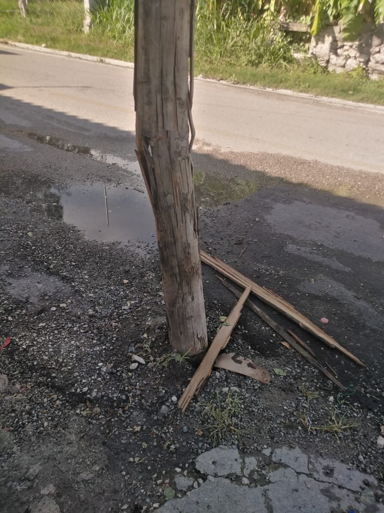 Vehículo fantasma daña poste en Sabancuy; vecinos exigen reparación urgente