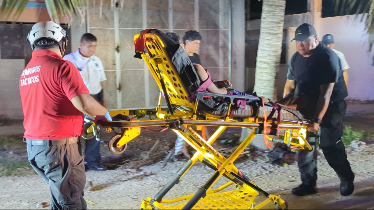 El hombre tuvo que ser trasladado a un hospital para su atención médica. El hombre tuvo que ser trasladado a un hospital para su atención médica.
