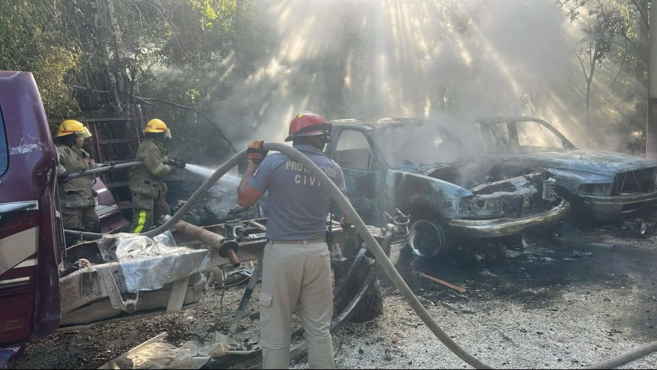 Incendio consume dos automóviles en Tulum; no reportan heridos 