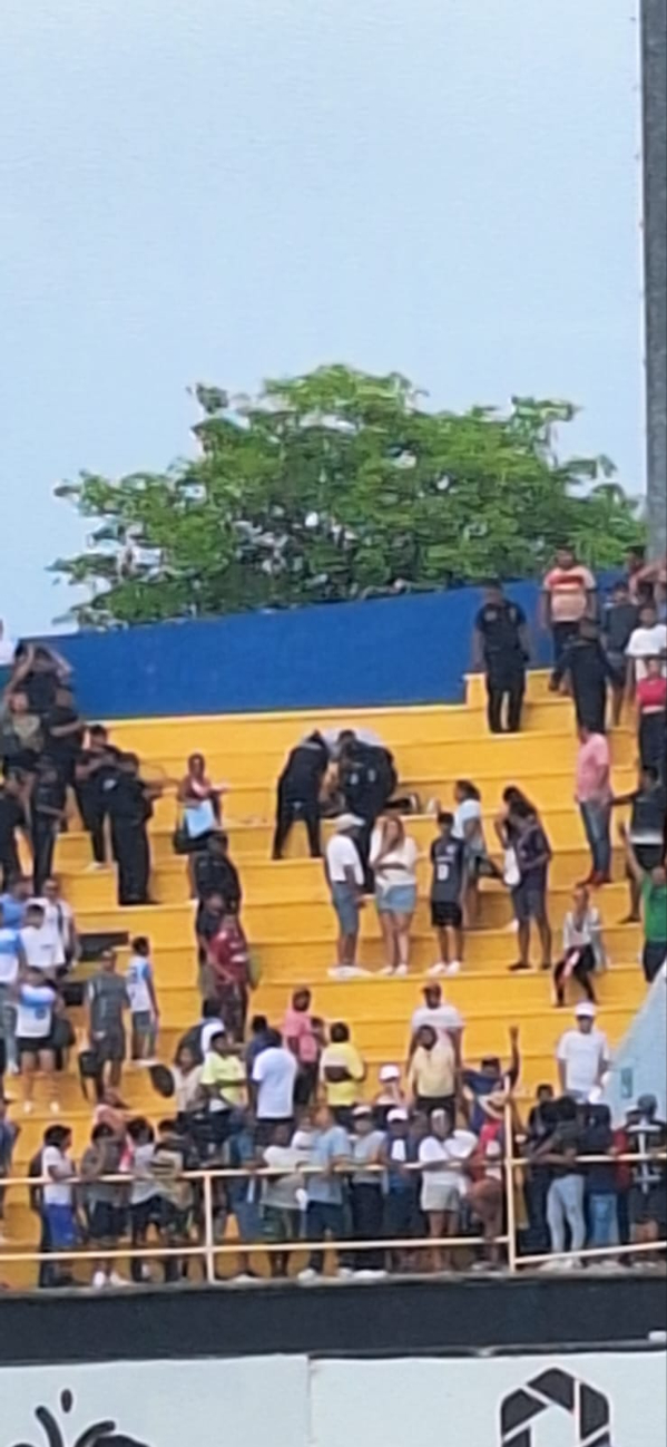Los servicios de emergencia llegaron hasta las gradas del estadio para atender al aficionado. Los servicios de emergencia llegaron hasta las gradas del estadio para atender al aficionado.