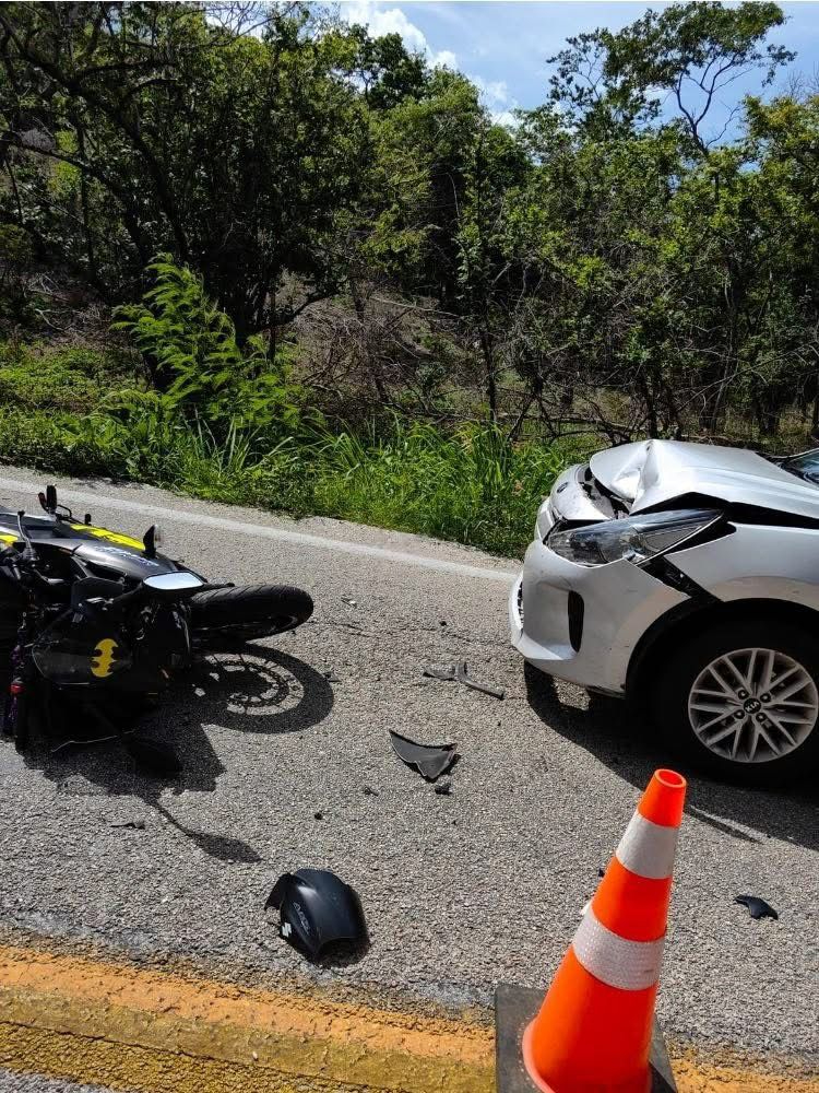 Motociclista se impacta contra camioneta en carretera Seybaplaya–Champotón