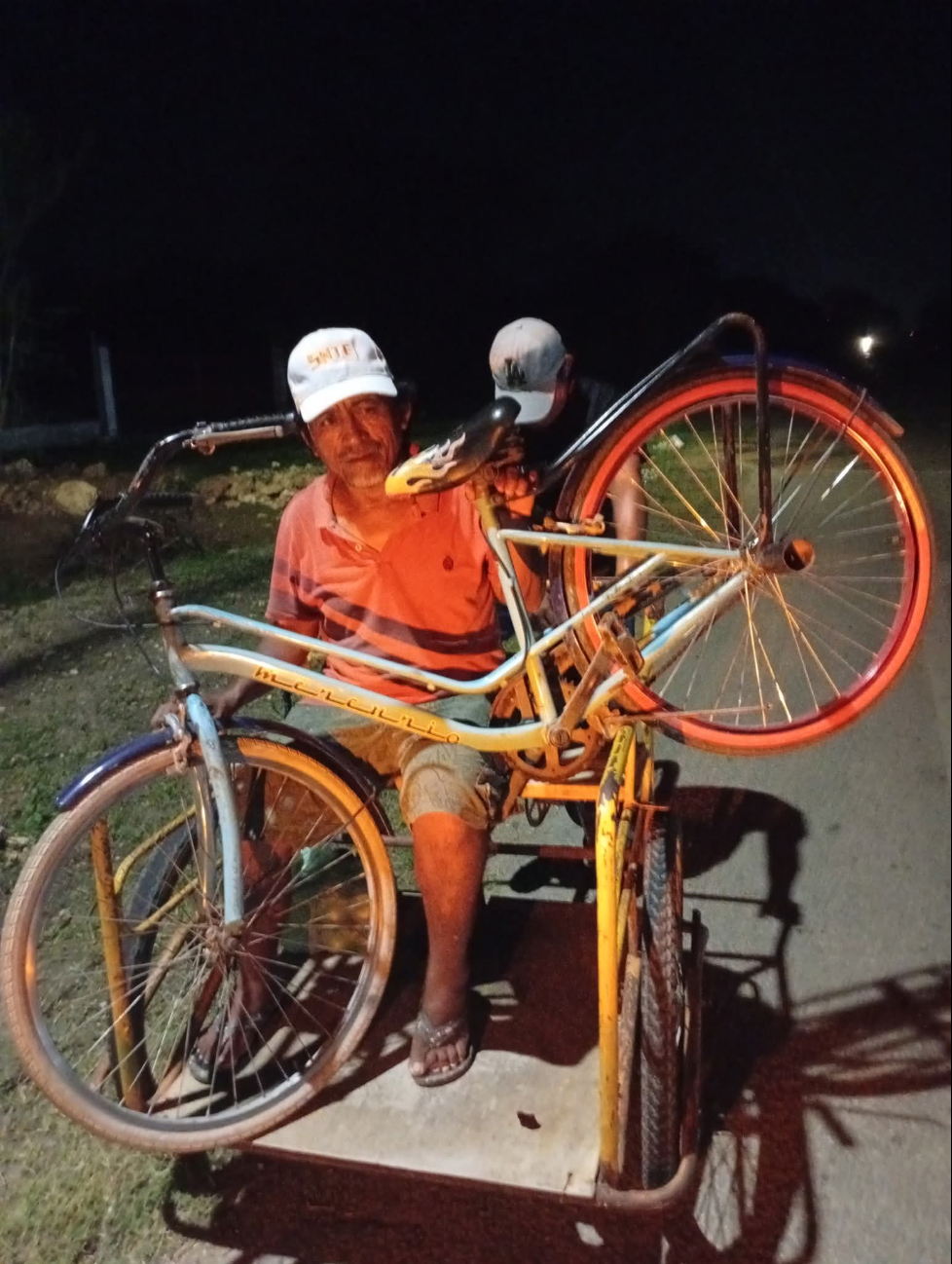 Aparece desorientado pintor en carretera: culpan a los aluxes
