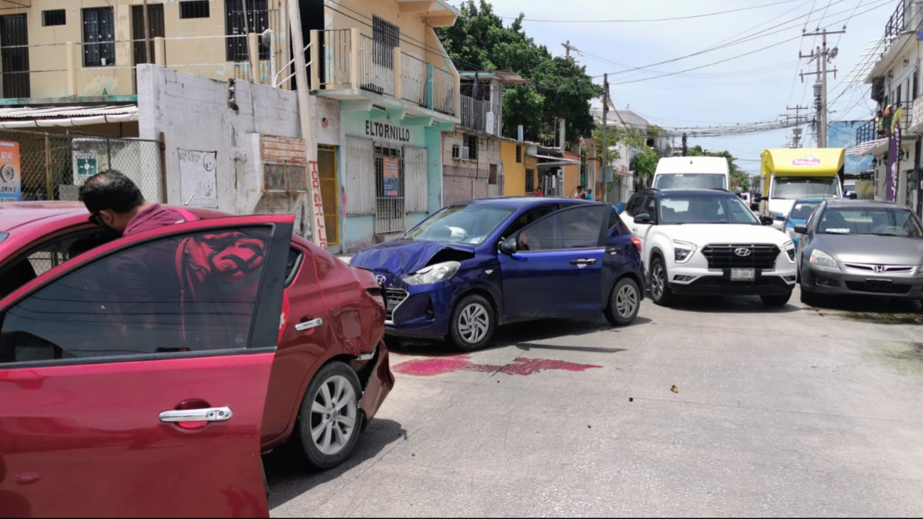 La carambola provocó caos vial en la transitada vía. La carambola provocó caos vial en la transitada vía.