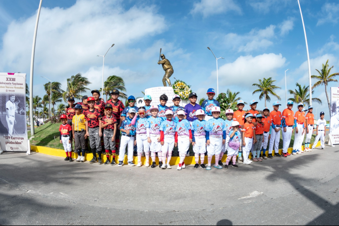 Niñas, niños y jóvenes amantes del béisbol estuvieron presentes en el homenaje.