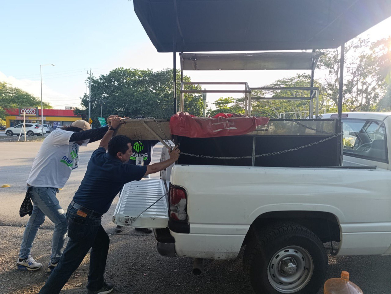 Personal del Ayuntamiento levantó y se llevó mobiliario que ocupaba espacio público.