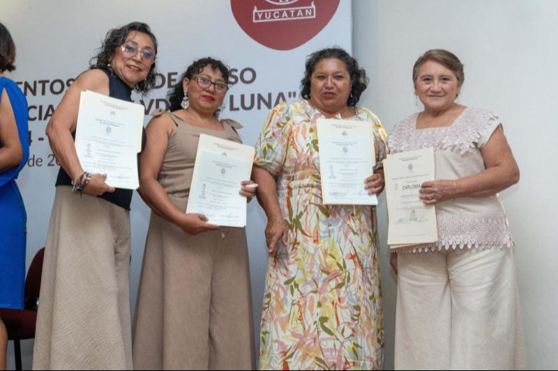 102 personas egresaron de la Escuela de Artes y Oficios "Luciana Kan viuda de Luna" 102 personas egresaron de la Escuela de Artes y Oficios "Luciana Kan viuda de Luna"