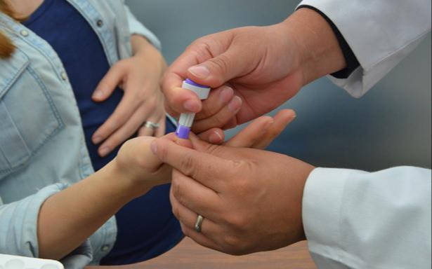 Campañas informativas buscan frenar brotes de herpes, VIH y sífilis, en Cancún y Playa del Carmen.