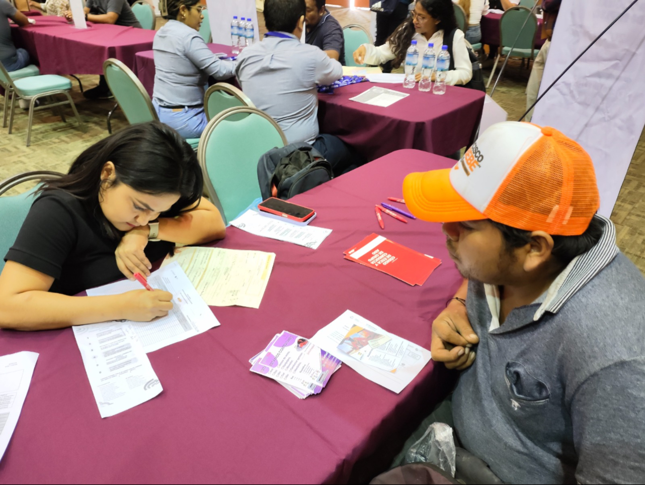 Diferentes ferias de empleo se han organizado para tratar de ayudar a los profesionistas. Diferentes ferias de empleo se han organizado para tratar de ayudar a los profesionistas.